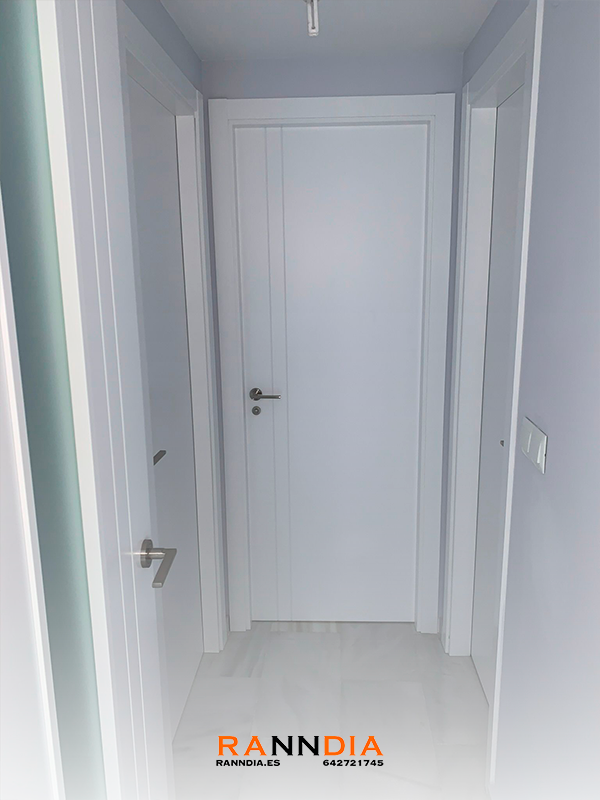Puerta de interior modelo 11 en San Pedro de Alcántara