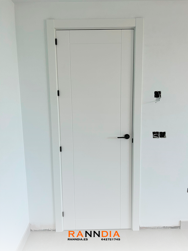 Puerta de interior modelo 8 en San Pedro de Alcántara