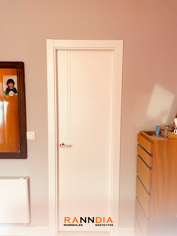 Puerta de interior modelo 9 en San Pedro de Alcántara